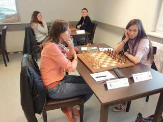 Ronde 7 : La grand-maître Tatiana Kostiuk marque le point face à l'Autrichienne Veronika Exler - Photo © Chess & Strategy   