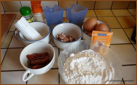CAKE SALÉ AUX TOMATES CONFITES ET AU CHÈVRE CAKE SALÉ AUX TOMATES CONFITES ET AU CHÈVRE