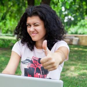 Comment apprendre du vocabulaire? Optimisation du cerveau Girl on Laptop in Park2 300x300 300x300 Comment apprendre du vocabulaire? Optimisation du cerveau