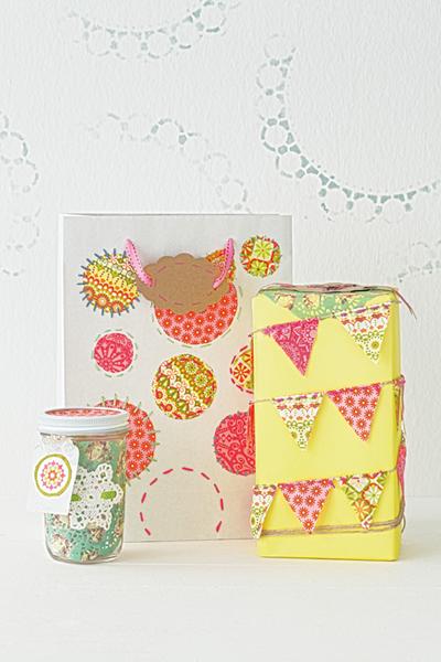 Guide d’emballage de cadeaux parfaits (à moins de 5$ youuhoouuu) guirlandes