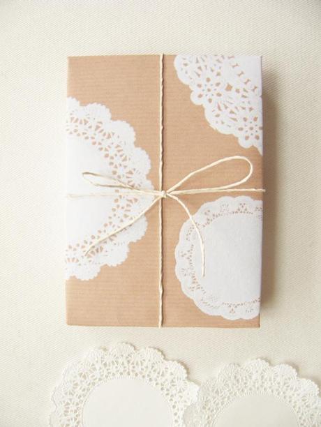 Guide d’emballage de cadeaux parfaits (à moins de 5$ youuhoouuu) Cadeau papier brun 1