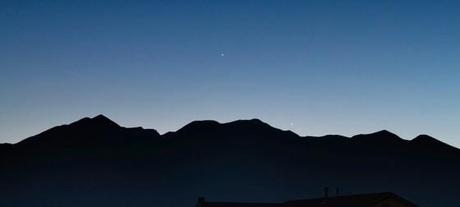 Trois planètes en conjonction à observer au crépuscule Mercure, Vénus et Jupiter en chemin pour la conjonction en triangle du 26 mai - Photo de Brian Klimowski