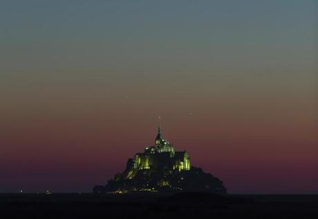 Ephéméride astronomique : semaine du 26 mai au 3 juin 2013 Non, ce n'est pas un OVNI au-dessus du Mont Saint-Michel - Triangle formé par Vénus, Jupiter et Mercure photographié par Thierry Legault