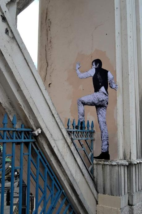 Le street art de Levalet ob_6c97c4c0c1afdfe2060782016ae181a8_de-l-autre-cote-1