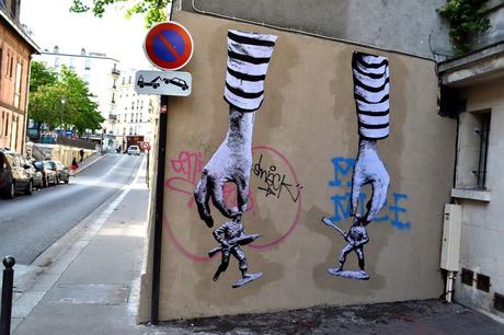 Le street art de Levalet ob_ceb13c481877b72bc86bcdc1c59f44e3_jouets1