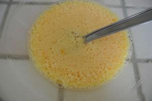 Oeufs au lait à la cardamone, battez les oeufs et le sucre Oeufs au lait à la cardamone, battez les oeufs et le sucre