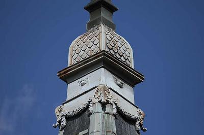 Coq et clocher : chapelle de la manufacture royale de Bains les Bains (88)
