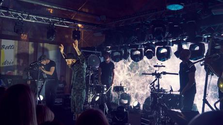 Woodkid et ses musiciens en live à la Terrazza Martini Photos : Woodkid en live à la Terrazza Martini