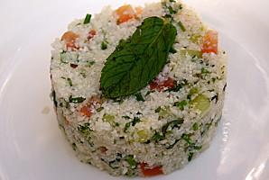 Taboulé de chou-fleur taboulé_chou-fleur_choux fleurs_concombre_tomate_menthe_taboule_semoule.JPG