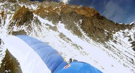 Valery Rozov saute à 7220 mètres d'altitude