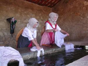 00-3139-Lavandieres L’eau dans le village