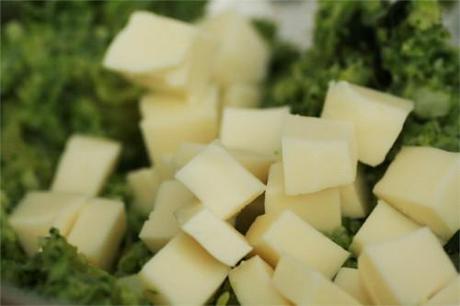 Galettes de chou fleur, brocoli et noix de coco {Recette Paléo/Primal} mozzarella en dés