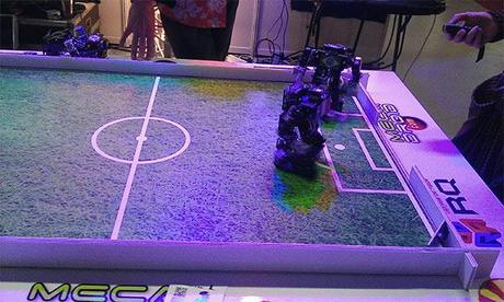 Match de football entre robots télécommandés à geekopolis