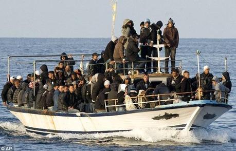 2011 : un bateau rempli de migrants arrive sur les côtes siciliennes.