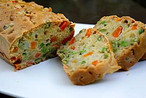 Cake aux petits légumes cake_légumes_carottes_léger_régime_apéritif_haricots_petits pois_fèves