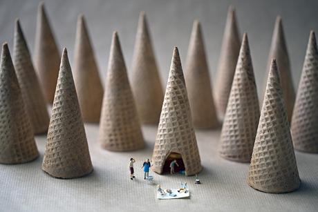 Découvrez le SUPERBE travail de Christopher Boffoli cone camping 1024px