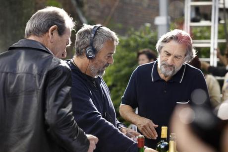 Luc Besson sur le tournage de MALAVITA, aux côtés de Bob (De Niro).