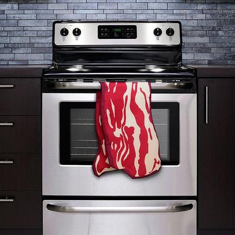 Objets bizarres autour de la charcuterie ! Sizzling-Bacon-Tea-Towel-2