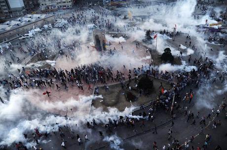 Les gens s'enfuient en turc émeute policiers feu gaz lacrymogènes sur la place Taksim le 11 Juin 2013.  (AFP Photo / Kilic Bulent)