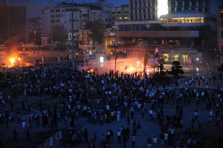 Des manifestants affrontent la police anti-émeute turque sur la place Taksim à Istanbul le 11 Juin 2013.  (AFP Photo / Kilic Bulent)