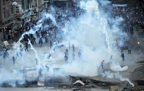Les manifestants affrontement avec les policiers anti-émeutes turcs sur la place Taksim le 11 Juin 2013.  (AFP Photo / Kilic Bulent)