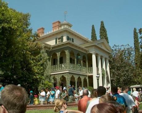 Haunted_Mansion,_Disneyland_2002
