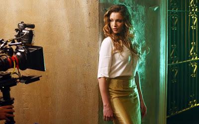 Arrow : Aperçu du photoshoot de la saison 2 avec Katie Cassidy et Emily Bett Rickards Arrow : Aperçu du photoshoot de la saison 2 avec Katie Cassidy et Emily Bett Rickards