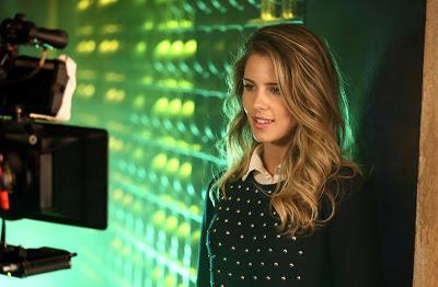 Arrow : Aperçu du photoshoot de la saison 2 avec Katie Cassidy et Emily Bett Rickards Arrow : Aperçu du photoshoot de la saison 2 avec Katie Cassidy et Emily Bett Rickards