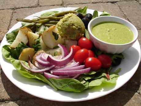 Salade niçoise végétalienne avec sa vinaigrette de déesse