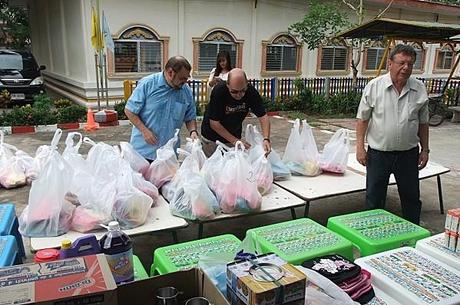 12 juin 2013. Remise de cadeaux à l’école Tao Lek DSCF4893