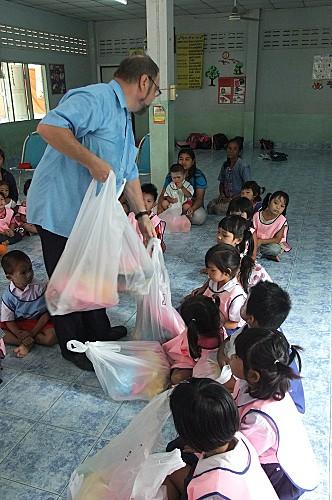 12 juin 2013. Remise de cadeaux à l’école Tao Lek DSCF4898