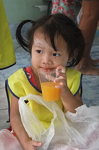 12 juin 2013. Remise de cadeaux à l’école Tao Lek DSCF4923