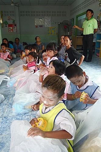 12 juin 2013. Remise de cadeaux à l’école Tao Lek DSCF4919