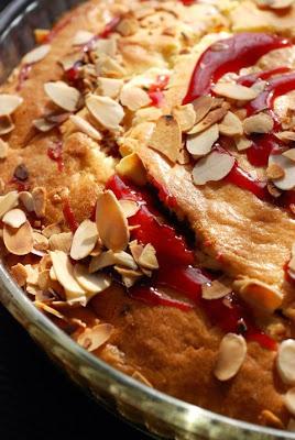 Le vendredi c'est retour vers le futur… Gâteau tout moelleux et croquant aux pommes, framboises et amandes… parce qu'il fait beau ou mauvais !