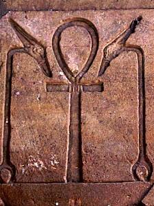 La médecine et les premiers médecins du monde (1), une tradition inscrite dans l'Histoire de l'Égypte ancienne ! croix de vie temple d'horus à edfou