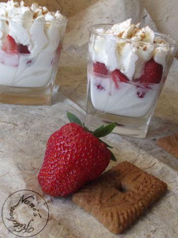 Verrines de fraises au yaourt et chantilly verrines fraises yaourt chantilly (4)