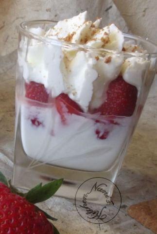Verrines de fraises au yaourt et chantilly verrines fraises yaourt chantilly (3)