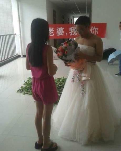 Ce futur marie a fait sa demande en mariage en robe de mariee