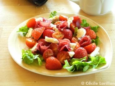 Recette bio : Salade de fraises et de tomates bio à la Bresaola