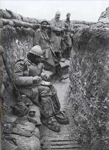 Poilus dans les tranchées Que produire ? (2) : le rôle des services publics