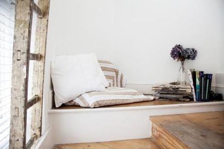 In the corner ! 68193bdd567ca0ba7004fdb1cf7ac88d