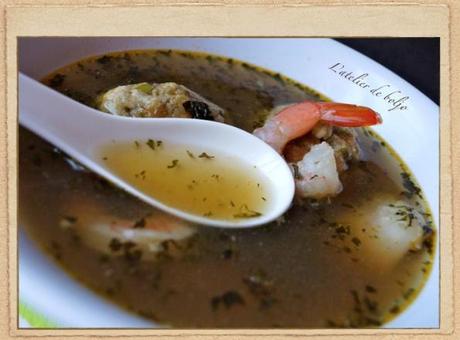 Consommé de crabe des neiges au gingembre et aux boulettes Consommé de crabe des neiges au gingembre et aux boulettes