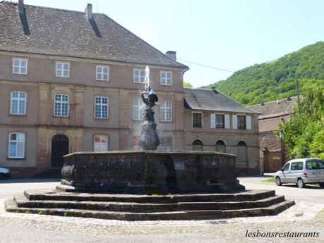 NEUWILER-LÈS-SAVERNE(67)-Abbatiale Saint-Pierre et Saint-Paul-La Cour du Chapitre