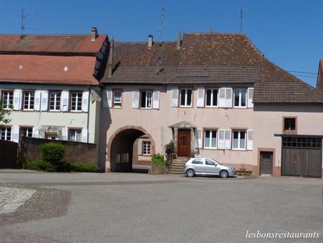 NEUWILER-LÈS-SAVERNE(67)-Abbatiale Saint-Pierre et Saint-Paul-La Cour du Chapitre