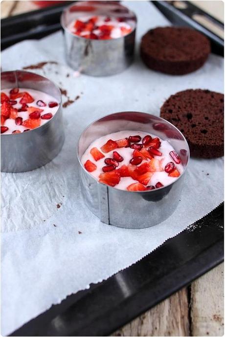 Layer cake individuel chocolat, fraise et grenade