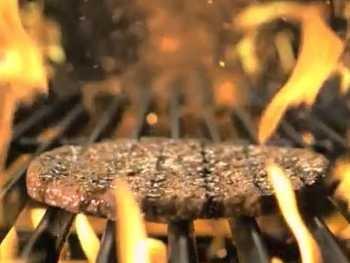hamburger avec marques de la grille créées avec du colorant hamburger avec marques de la grille créées avec du colorant