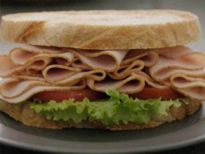 sandwich de dinde avec les bords coloriées au caramel pour sembler du rôti sandwich de dinde avec les bords coloriées au caramel pour sembler du rôti