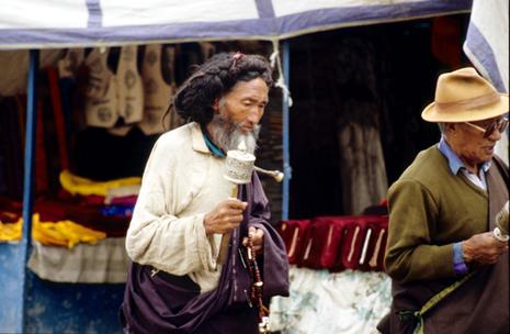 tibet-lhassa-barkhor-pelerins.1209022307.jpg