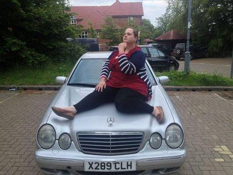 La femme de ce vendeur de voiture prend la pose pour une annonce sur eBay