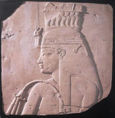 Bas-relief de la reine Tiy - (Bruxelles MRAH - E 2157 ) Tiy-2.jpg